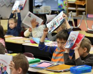 Nereguli la licitatia manualelor de clasa a IV-a: ministrul Educatiei analizeaza raportul
