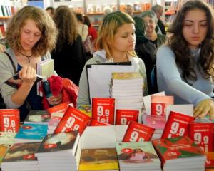 Parintii elevilor de clasa I si a II-a cauta abecedarul auxiliar perfect, in lipsa manualelor de la minister
