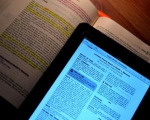 Manualele digitale ajung pe bancile elevilor de clasa I si a II-a la 15 septembrie
