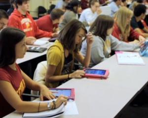 Manualele digitale vor ajunge in scoli cu intarziere