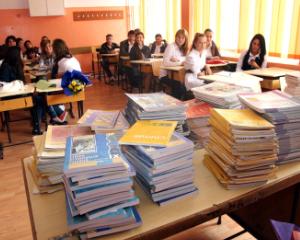 De ce sunt obligati elevii sa isi cumpere manuale intr-un sistem de invatamant gratuit?