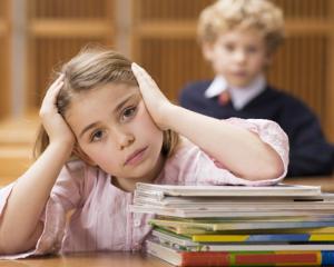 Manualele scolare ar putea fi realizate de acum de Ministerul Educatiei