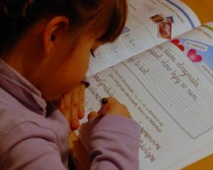 Ministrul Educatiei a cerut retiparirea vechilor manuale pentru clasa I si a II-a. De ce nu mai primesc elevii manuale digitale