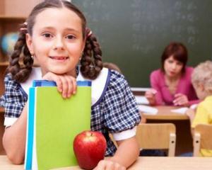 Elevii din Teleorman inca nu primesc merele gratuite de la stat. Licitatia pentru stabilirea furnizorilor se incheie in februarie
