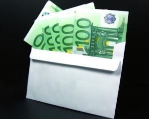 Bac 2014: Doi inspectori scolari si o profesoara au fost ridicati de procurori pentru mita la bacalaureat