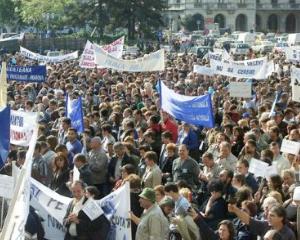 Peste 10.000 de dascali au iesit in strada si au blocat traficul in Capitala
