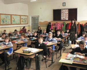 50 de scoli reparate si reabilitate cu ajutorul voluntarilor