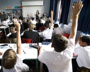 Sistemul de invatamant romanesc sufera din cauza numarului mare de ore sau al organizarii programei scolare?