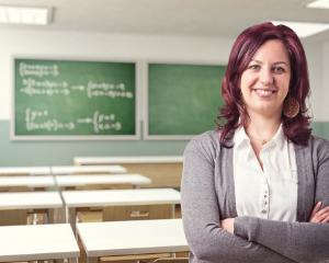 Profesorii sunt nemultumiti ca nu primesc prime si tichete de masa nici in 2016 si cer pensii speciale