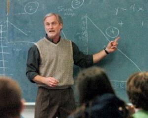 Cand poate ramane titular pe post un profesor care a implinit varsta standard de pensionare. Ghid complet de pensionare pentru cadrele didactice