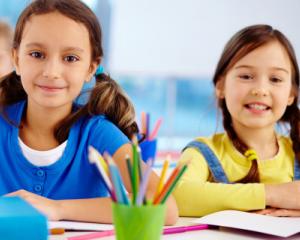 Peste 3.600 de elevi din judetul Suceava invata in clase cu predare simultana