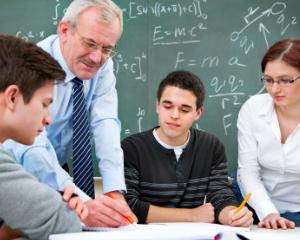 Guvernul lanseaza programul "Profesori motivati in scoli defavorizate"