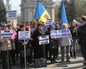 Profesorii din intreaga tara au iesit in strada dupa ce le-au fost incalcate drepturile