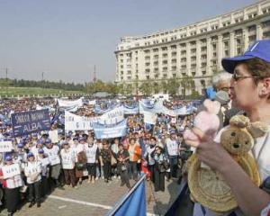 Profesorii sunt nemultumiti de salariile mici si ameninta cu proteste in toata tara la inceputul anului scolar 2016-2017