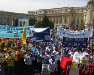 Peste 8.000 de profesori protesteaza in fata Palatului Victoria si cer salarii mai mari