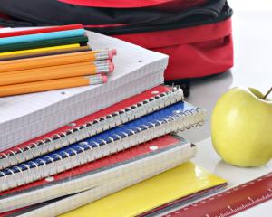 Peste 700.000 de elevi primesc rechizite gratuite in anul scolar 2014-2015