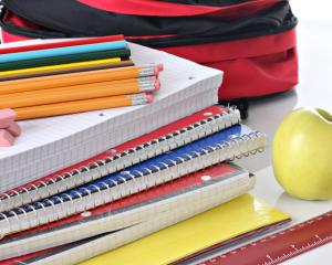 Peste 550.000 de elevi primesc rechizite gratuite de la Ministerul Educatiei