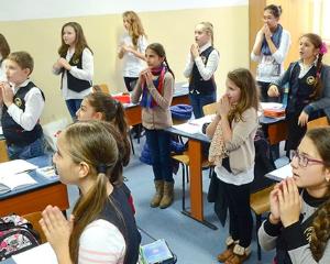 STUDIU: Unul din doi romani vrea religia materie obligatorie in scoli