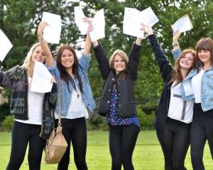 Diploma de merit pentru elevii care obtin media 10 la examenul de bacalaureat 2014
