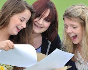 Simulare BAC 2016: Mai putin de 40%  dintre elevii de clasa a XII-a au obtinut note de trecere