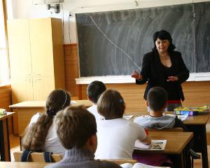 Anul 2014 aduce cadrelor didactice salarii mai mari, insa nemultumirile sunt pe masura. Ar putea urma un nou val de proteste in educatie