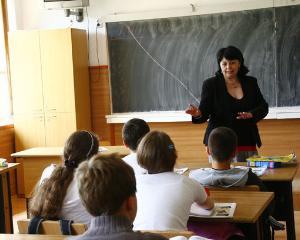 Ministrul Educatiei anunta cresterea salariilor profesorilor