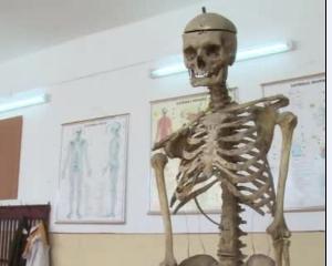 Scoala din Romania in care elevii invata anatomie pe scheletul fostului director