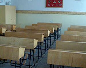 Scoala in care tavanul poate sa cada oricand peste elevi. Sfatul profesorilor: Ascundeti-va sub banci