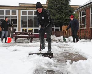 Viscolul si ninsoarea suspenda cursurile scolilor din noua judete