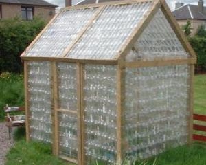 O scoala model: elevii au facut curatenie pe Transalpina si au construit o sera din sticlele de plastic adunate