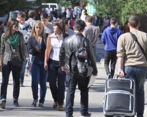 Vesti bune pentru studenti: de la 1 decembrie vor plati mai putin pentru camin si cantina