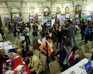 Tot mai multi elevi romani isi continua studiile in strainatate