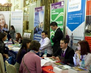 Programe de studiu noi, burse de 3.000 de lire sterline si admiteri pe loc la targul de universitati britanice de la Bucuresti