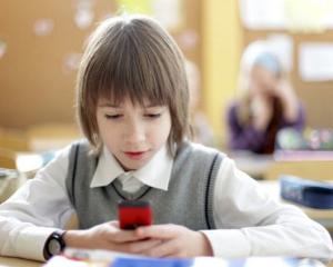 Utilizarea smartphone-ului la scoala duce la note proaste