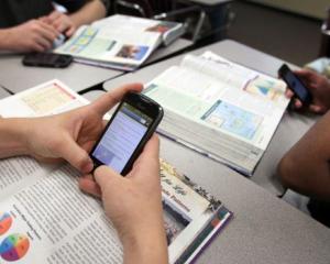 Interzicerea telefoanelor inteligente poate imbunatati rezultatele scolare