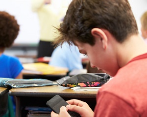 Telefoanele mobile vor fi interzise in scoli! Cum vrea ministrul Educatiei sa puna in aplicare masura