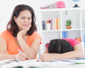 Sunt temele pentru acasa o povara pentru elevi? Specialistii explica rolul lor in educatia copiilor