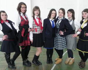 Uniforma scolara: un must have in 2013