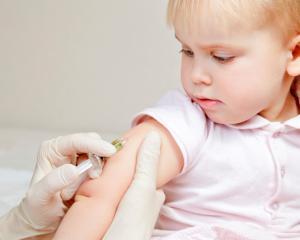 Legea Vaccinarii: vaccin obligatoriu pentru toti copiii. Scolile trebuie sa verifice. Copiii pot fi suspendati de la scoala. Parintii pot face inchisoare