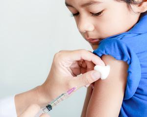 Elevii vor fi vaccinati la medicul de familie: cabinetele scolare ar putea fi desfiintate